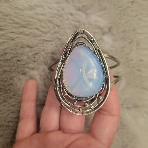 MOONSTONE STATEMENT BRACELET - Picture 8 of 9